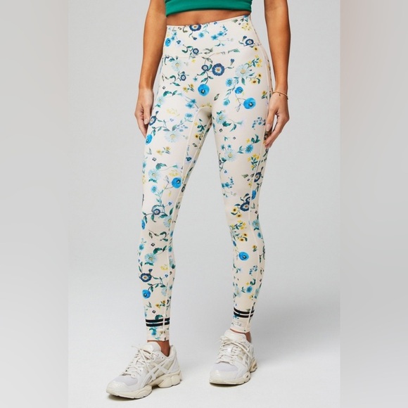 Fabletics motion 365+ high waisted Blue and Cream Floral Leggings medium - Picture 1 of 11